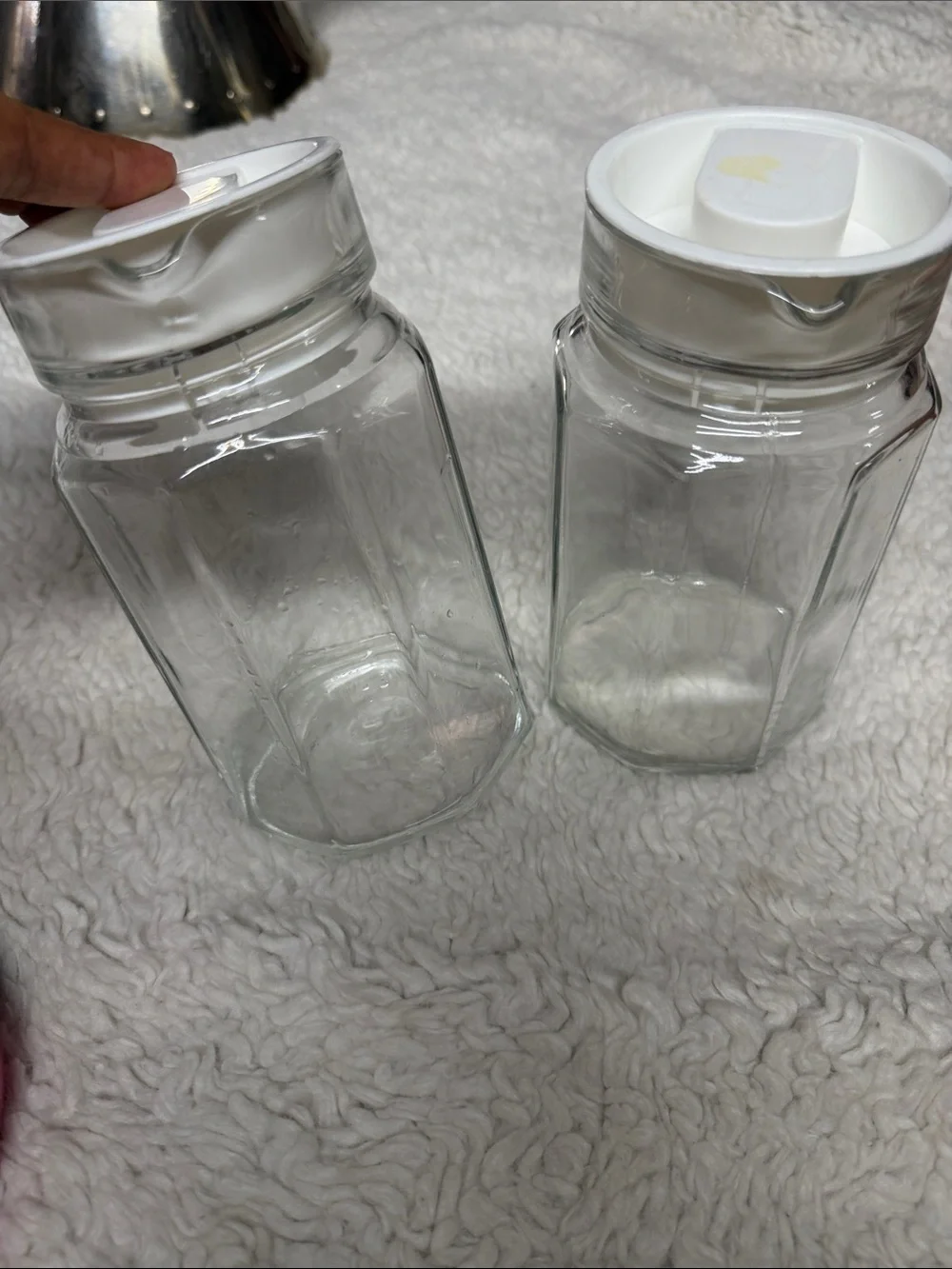 Set of 2 Clear Glass water pitchers spout 3 cups capacity with White Lids
